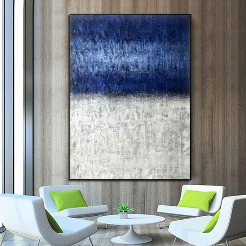 Puede incluir: Pintura abstracta con un esquema de color azul y blanco. La mitad superior de la pintura es de un azul profundo con un efecto texturizado, de pinceladas. La mitad inferior es de un blanco m&aacute;s claro con un efecto texturizado similar.