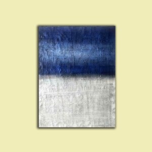 Puede incluir: Pintura abstracta con un esquema de color horizontal azul y blanco. La mitad superior de la pintura es de un azul profundo con una superficie texturizada. La mitad inferior es de un blanco m&aacute;s claro con una superficie texturizada.