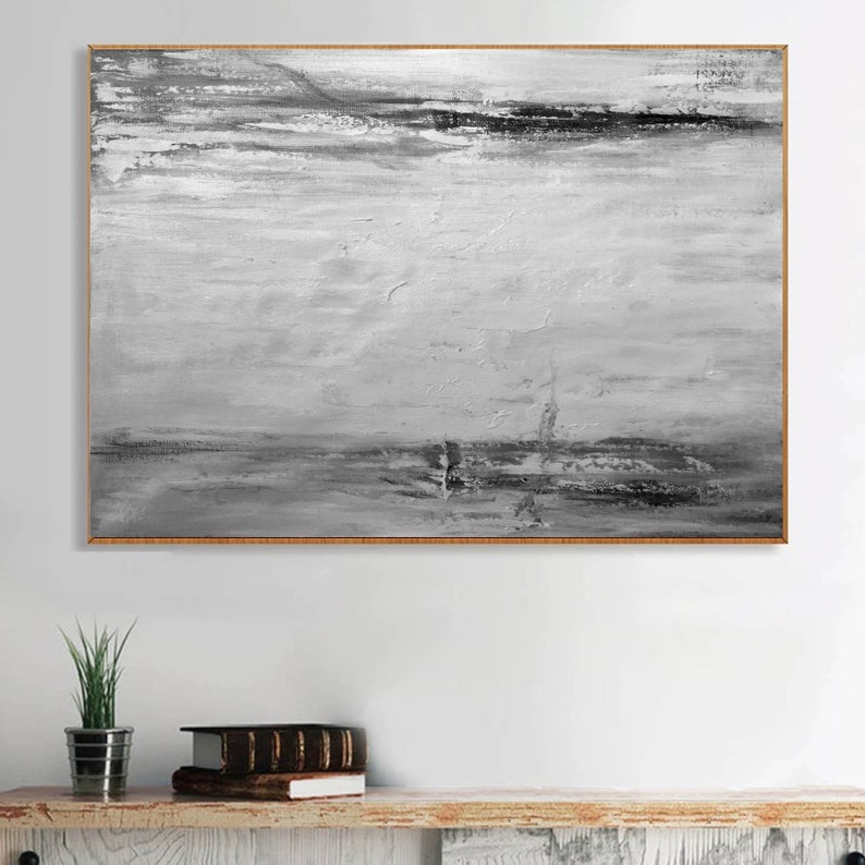 Op de afbeelding: Abstract schilderij in grijstinten en zwart. Het schilderij heeft horizontale penseelstreken en een textuur.