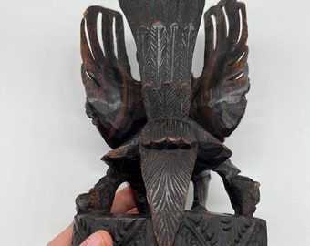 アンティークのバリ島ガルーダ像：彫刻された黒檀のヴィシュヌ鳥
