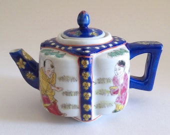 Antique Qianlong Famille Rose Teapot: 18th Century Chinese Porcelain Collectible   Ceramic Potery Square Mark