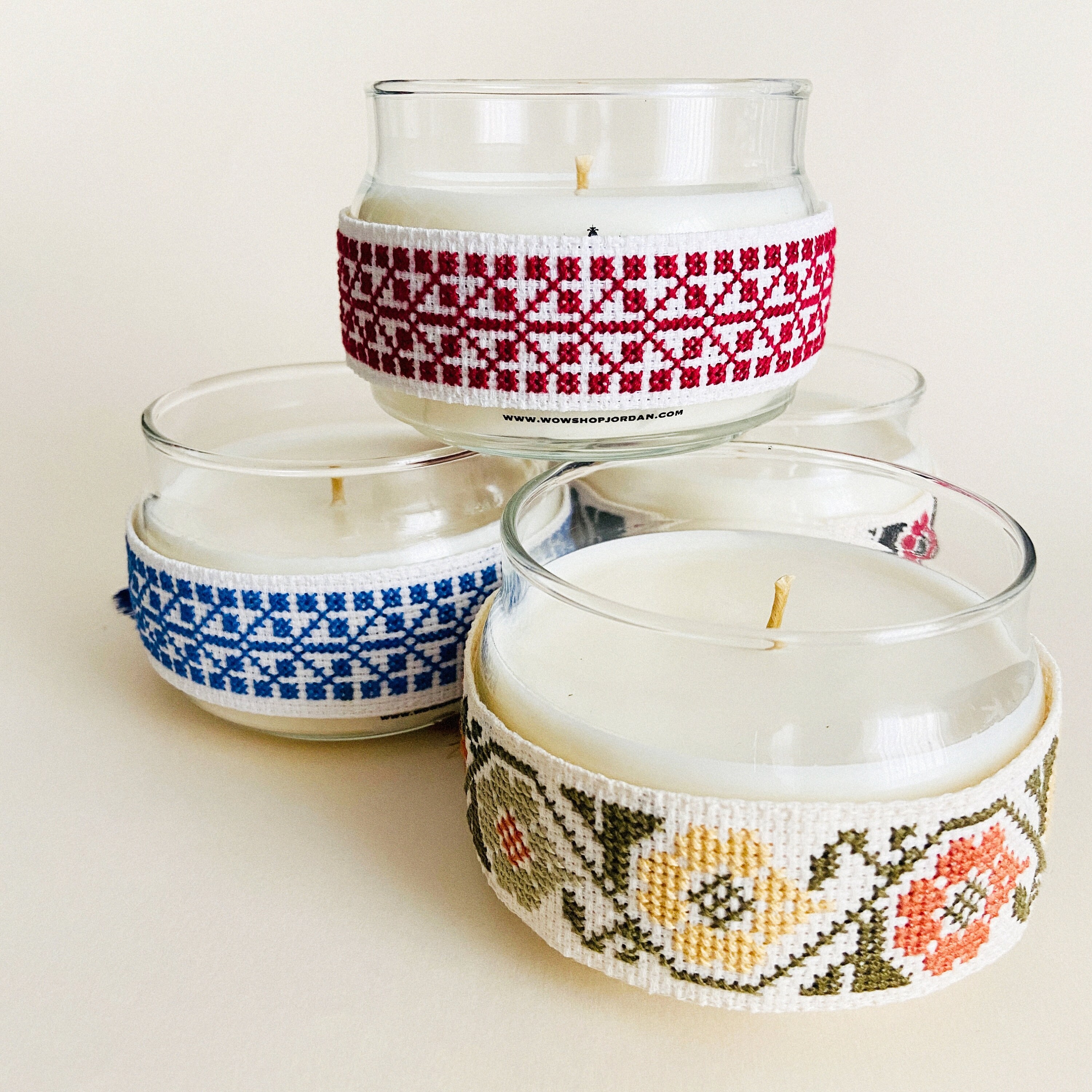 Bougie de Soja Luxe avec Ceinture Brodée à La Main et Sous-Verre en Bois d'olivier, Motifs Palestini