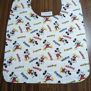 Protectores de ropa para adultos y niños mayores / Baberos reversibles de tamaño pequeño - Insignia con nombre retro de Mickey