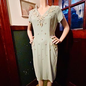 Vintage 1940s Sage Green Rayon Dress with Embroidered Appliqué & Rhinestones | Mid Century Floral Day Dress with Pockets | Modern Medium