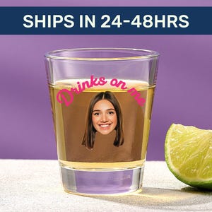 &quot;Personalisiertes &quot;&quot;Drinks On Me&quot;&quot; Schnapsglas mit Gesicht - Lustiges personalisiertes Gastgeschenk | Bachelorette, Geburtstag oder Mädchen Reise Geschenk