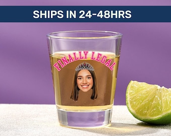 Endlich legal Schnapsglas zum 21. Geburtstag: Personalisiertes Gesichts Geschenk | Personalisiertes Andenken für Turning 21, lustiges Gastgeschenk