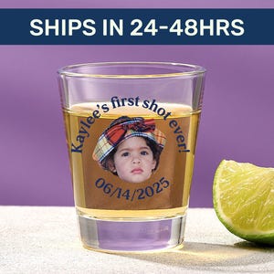 &quot;&quot;Erste Schuss Ever&quot;&quot; Schnapsglas - Lustiges personalisiertes Geschenk mit Baby Foto & Datum |.&quot; 21. Geburtstag, Meilenstein Gastgeschenk