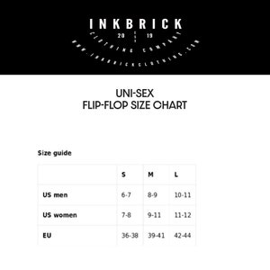 Może przedstawiać: Biała tabela rozmiar&oacute;w dla unisexowych klapek. Tabela zawiera rozmiary męskie i damskie w USA, a także rozmiary UE. Logo marki "INKBRICK CLOTHING COMPANY" znajduje się u g&oacute;ry.