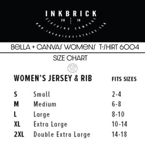 Puede incluir: Tabla de tallas para la camiseta de mujer Bella + Canvas 6004. La tabla enumera tallas desde la peque&ntilde;a hasta la doble extra grande, con las tallas de ropa de mujer correspondientes. El logotipo de Inkbrick Clothing Company est&aacute; en la parte superior.