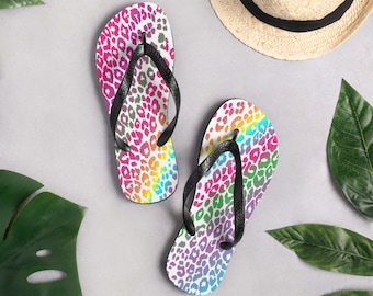 Regenboogslippers met cheetah-print: strandsandalen voor dames