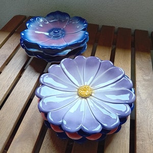 Pratos com motivos florais, feitos e pintados à mão, cerâmica portuguesa, Portugal