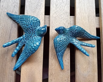 Conjunto de 2 andorinhas de cerâmica azul reativa, feitas à mão, cerâmica, olaria portuguesa, suspensão de parede, decoração de parede