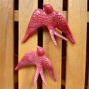 Conjunto de 2 andorinhas de cerâmica vermelha, Feito à mão, Cerâmica, Pendurado na parede, Decoração de parede