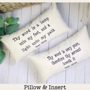 Puede incluir: Dos almohadas rectangulares de color crema con texto negro. Una almohada dice: "L&aacute;mpara es a mis pies tu palabra, y lumbrera a mi camino Salmo 119:105". La otra dice: "Mucho he amado tus mandamientos Salmo 119:140".