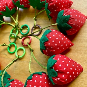 Puede incluir: Un letrero de madera rústico con el texto "Welcome to our home" en un estilo manuscrito. El letrero presenta un acabado envejecido y un diseño simple y acogedor, perfecto para un porche o entrada.