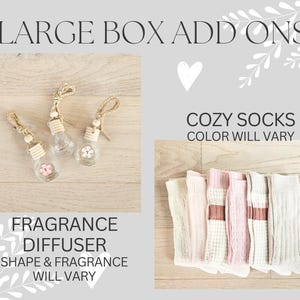 Pode incluir: Tr&ecirc;s difusores de fragr&acirc;ncia de vidro em forma de l&acirc;mpada com uma parte superior de madeira e uma corda pendurada na parte superior. Os difusores est&atilde;o sobre uma superf&iacute;cie de madeira marrom claro. O texto "FRAGRANCE DIFFUSER SHAPE & FRAGRANCE WILL VARY" est&aacute; abaixo dos difusores. Um conjunto de seis meias aconchegantes em rosa e bege est&atilde;o sobre uma superf&iacute;cie de madeira marrom claro. O texto "COZY SOCKS COLOR WILL VARY" est&aacute; acima das meias.