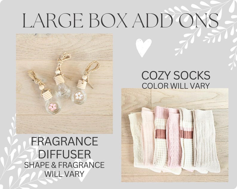 Pode incluir: Tr&ecirc;s difusores de fragr&acirc;ncia de vidro em forma de l&acirc;mpada com uma parte superior de madeira e uma corda pendurada na parte superior. Os difusores est&atilde;o sobre uma superf&iacute;cie de madeira marrom claro. O texto "FRAGRANCE DIFFUSER SHAPE & FRAGRANCE WILL VARY" est&aacute; abaixo dos difusores. Um conjunto de seis meias aconchegantes em rosa e bege est&atilde;o sobre uma superf&iacute;cie de madeira marrom claro. O texto "COZY SOCKS COLOR WILL VARY" est&aacute; acima das meias.