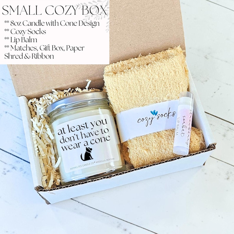Pu&ograve; includere: Una piccola scatola regalo accogliente contenente una candela da 227g con design a cono, calzini accoglienti, balsamo per le labbra, fiammiferi, confezione regalo, carta sminuzzata e nastro. La candela ha un messaggio umoristico e una sagoma di gatto.