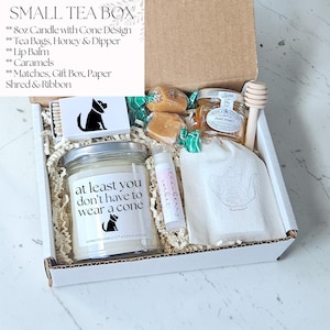 Pu&ograve; includere: Una piccola scatola da t&egrave; contenente una candela da 227g, bustine di t&egrave;, miele, un misurino per il miele, burrocacao, caramelle, fiammiferi e una confezione regalo. La candela ha un design a cono e il testo "at least you don't have to wear a cone".