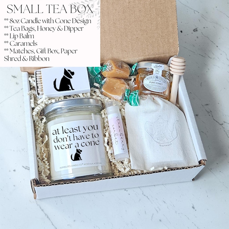 Pu&ograve; includere: Una piccola scatola da t&egrave; contenente una candela da 227g, bustine di t&egrave;, miele, un misurino per il miele, burrocacao, caramelle, fiammiferi e una confezione regalo. La candela ha un design a cono e il testo "at least you don't have to wear a cone".