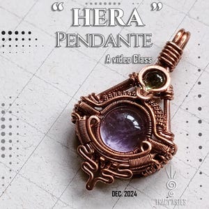 Pode incluir: Um pingente envolto em fio de cobre com uma gema roxa e uma gema verde. O pingente é etiquetado como "HERA PENDANTE" e "A video Class". O texto "DEC. 2024" e "TRACY ARTES" também é visível.