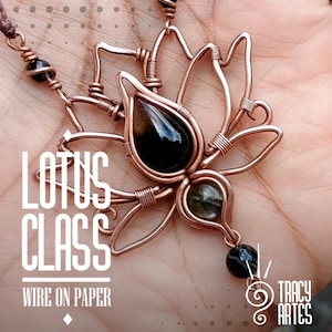 Könnte beinhalten: Ein Anhänger in Form einer Lotusblume, umwickelt mit Kupferdraht, mit schwarzen und braunen Edelsteinen. Der Anhänger befindet sich auf einer Hand und der Text "LOTUS CLASS WIRE ON PAPER" ist unter dem Anhänger sichtbar. Der Text "TRACY ARTES" ist in der rechten unteren Ecke des Bildes sichtbar.
