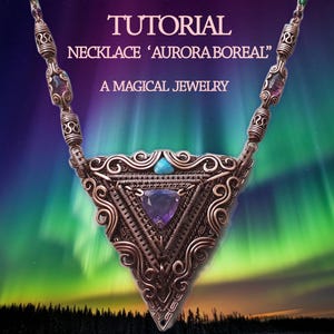 Pode incluir: Um colar com um pingente de fio de cobre enrolado, de design triangular, com pedras preciosas roxas e azuis. O colar se chama "Aurora Boreal" e é descrito como uma joia mágica. O fundo é uma imagem desfocada da aurora boreal.