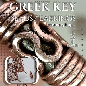 Pode incluir: Close-up de uma conta de chave grega de cor cobre com uma superfície texturizada. A conta faz parte de um colar ou pulseira. A imagem também mostra uma conta de chave grega menor e o texto "DEC. 2024".