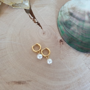 Salomé: gold-plated silver creoles and white cultured pearls for bridesmaids and bridesmaids. Handmade PTEP jewel gift idea
