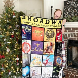 Koc dla fanów Broadwayu - spersonalizuj go ulubionymi sztukami, musicalami, prezentem dla miłośnika teatru, prezentem dla aktora, prezentem dla aktorki