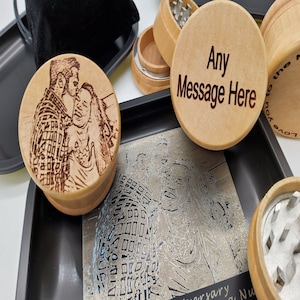 Legno Erba Frantoio Grinder Fidanzato Marito Moglie Fidanzata regalo tabacco 3 livelli Vassoio inciso carte grezze personalizzate compleanno denti in metallo