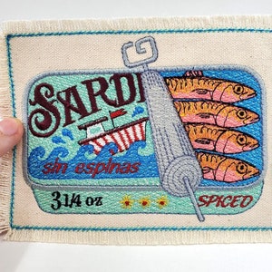 イワシ缶の刺繍パッチ 缶詰魚のキャンバスパッチ - ジーンズ用のパッチ - DIY メッセンジャーバッグ