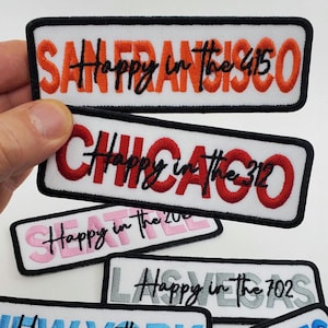 Personalisierte Heimatstadt Name Patch. Wählen Sie Ort, Farbe und Vorwahl.  Gesticktes Namensschild verwendbar für Jeansjacke oder Rucksack.