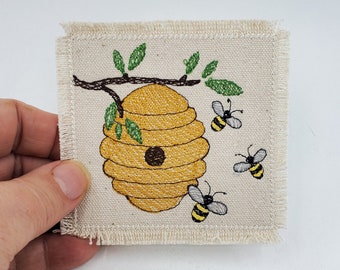 Broderad lapp med bin och bikupa, kanvaslapp - Bilapp - Blommor och bin