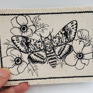 Death&#39;s-Head Hawkmoth con flores de peonía parche bordado parche de lona - parche de mochila - chaqueta de parche