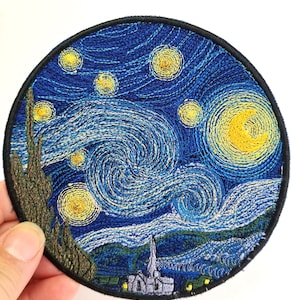 Op de afbeelding: Gestikt patch met een cirkelvormig ontwerp van Vincent van Gogh's schilderij "De Sterrennacht". De patch toont een wervelende nachtelijke hemel met een heldere gele maan en sterren, een kerk en een dorp in de verte.