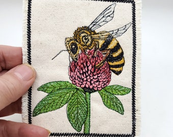 Broderad lapp med bi på en klöver - Kanvaslapp med bi - Bilapp - Blommor och bin
