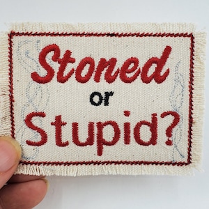 Stoned oder Stupid gestickter Aufnäher - Canvas Patch - lustiger Aufnäher für Jacke oder Tasche