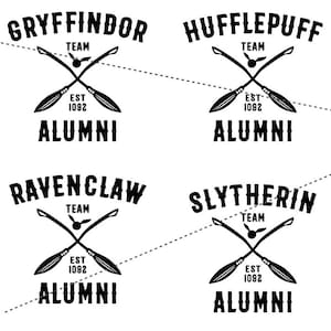 Może przedstawiać: Czarno-biała grafika z czterema herbami domów, każdy ze skrzyżowanymi miotłami. Każdy herb wyświetla nazwę domu: Gryffindor, Hufflepuff, Ravenclaw i Slytherin, z tekstami "Team", "Est 1092" i "Alumni".