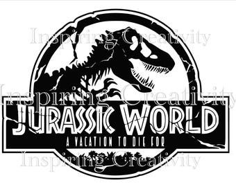 Puede incluir: Logotipo en blanco y negro de Jurassic World con una silueta de Tyrannosaurus Rex. El texto dice "JURASSIC WORLD" encima de "A VACATION TO DIE FOR" en una fuente estilizada. El diseño está sobre un fondo blanco.