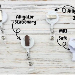Op de afbeelding: Vier verschillende soorten intrekbare badgehouders. De eerste is een traditionele schuifstijl, de tweede is een alligator-stationaire stijl, de derde is een alligator-360-stijl en de vierde is een MRI-veilige stijl.
