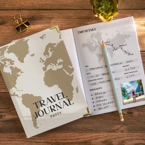 Op de afbeelding: Een open reisdagboek met een wereldkaartontwerp op de omslag en de woorden "TRAVEL JOURNAL PATTY". De binnenpagina's tonen reisdetails, een kaart en een foto. Een potlood ligt op de open pagina's. Een gouden paperclip en een kleine plant zijn ook zichtbaar.
