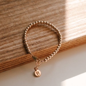 Pulsera de bebé con cuentas de oro, delicadas cuentas de 3 mm rellenas de oro de 14 quilates, dije de letra personalizado minimalista para mamá y yo, disco inicial