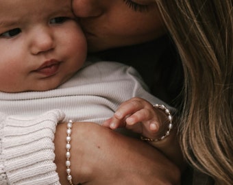 Pulsera de bebé con dije de perla, delicada pulsera de cuentas con dijes de perlas, chapada en oro de 14k, joyería de amistad, baby shower y cumpleaños