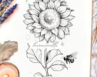 Puede incluir: Un dibujo en blanco y negro de un girasol con una abeja volando a su lado. El girasol tiene un centro grande y muchos pétalos. La abeja tiene un cuerpo rayado y alas. El dibujo está sobre un fondo blanco. El texto "laurenceveillx" está escrito debajo del girasol.