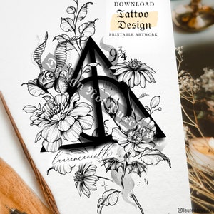 Könnte beinhalten: Schwarzweißes Tattoo-Design mit dem Symbol der Heiligtümer des Todes aus der Harry-Potter-Reihe, umgeben von Blumen und einem kleinen Drachen.