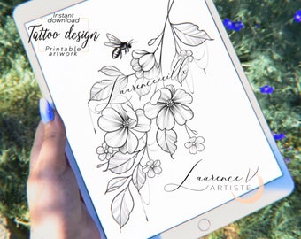 Può includere: Disegno di tatuaggio in bianco e nero in linea d'arte con un'ape e un arrangiamento floreale. Il disegno include il testo "laurenceveills" e "laurence ARTISTE".