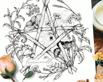 Puede incluir: Un dibujo en blanco y negro con pluma y tinta de un pentagrama con una telaraña y varias flores y plantas que lo rodean. La firma del artista, "laurencencevils", está en la parte inferior del dibujo.