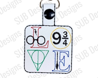 Zauberer Liebe Schnappverschluss Design im Rahmen Stickerei Schlüsselanhänger Schlüsselanhänger Schlüsselanhänger Zauberer Zauberstab Zauberer Magie inspiriert Hexe Schule