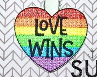Love Wins Pride Regenbogen Snap Tab Design im Stickrahmen Schlüsselanhänger Schlüsselanhänger Schlüsselanhänger Fob stolz Gay LGBTQIA Queer Gleichheit gleich Stolz